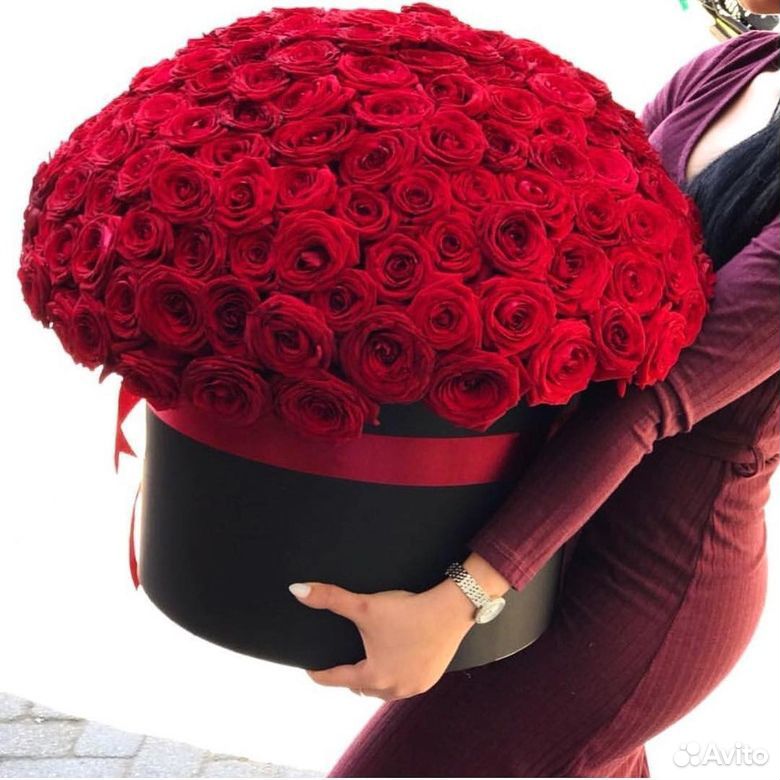 Купить 20 роз. Красные розы в черной шляпной коробке. Черная коробка с цветами. Шляпная коробка с красными розами. Красные розы букет в коробке черной.