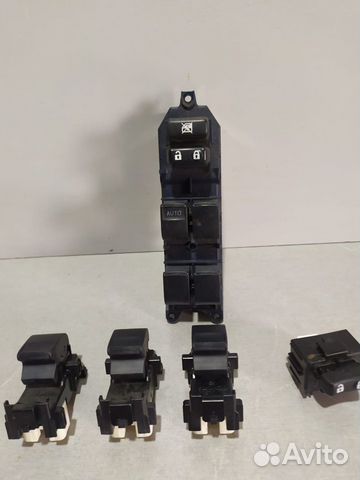 Кнопки стеклоподъемников Toyota Corolla 2011