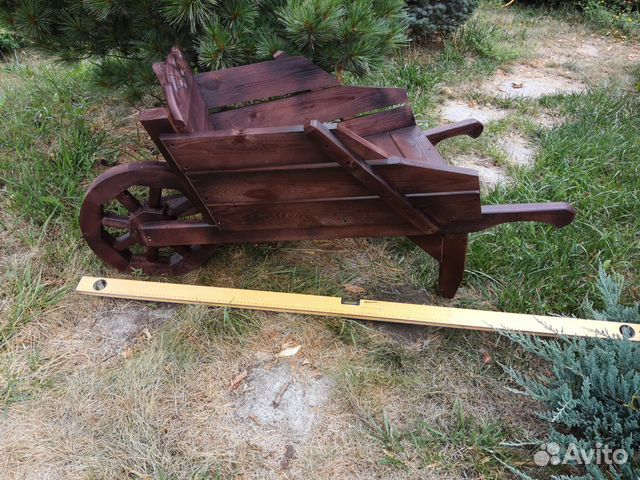 Тачка деревянная декоративная для ландшафта