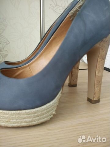 Туфли Б/У голубо-серого цвета на высоком каблуке