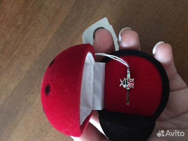 Кольцо из серебра в коробочке