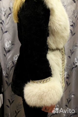 Мутоновая шуба с отделкой из песца Мутоновая шуба с отделкой из песца