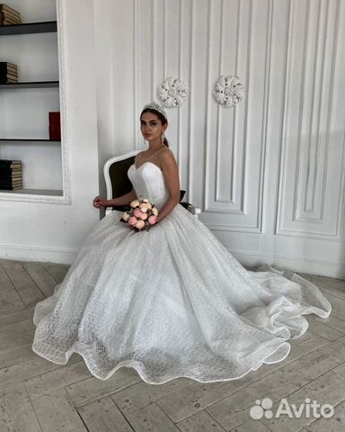 Свадебное платье со шлейфом