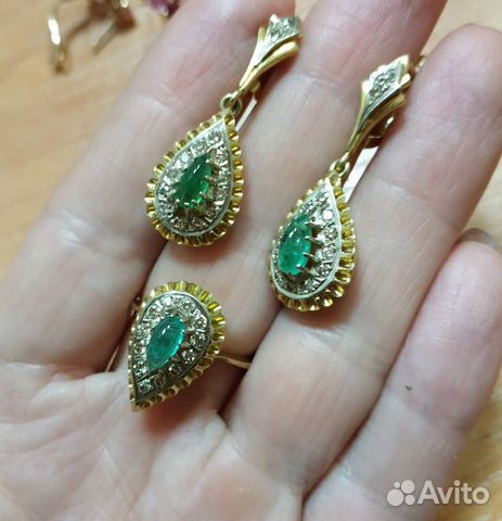 Золотые серьги с бриллиантами и изумрудами, кольцо