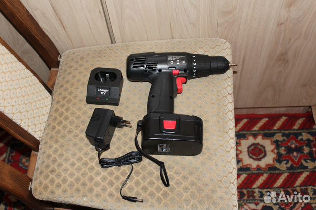 Шуруповерт черного цвета 12 вольт новый Шуруповерт черного цвета 12 вольт новый