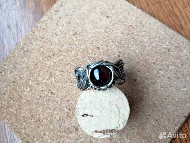 Серебряное кольцо с гранатом