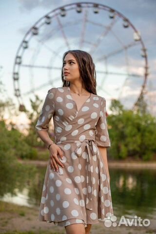 Платье на запах классическое бежевое