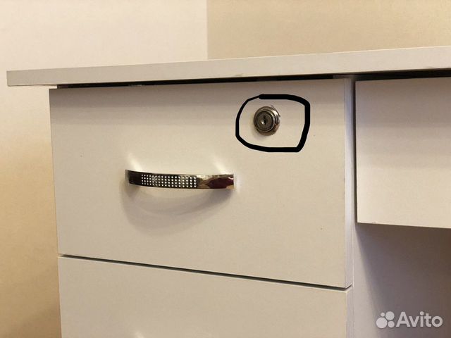 Письменный стол с тремя ящиками Письменный стол с тремя ящиками