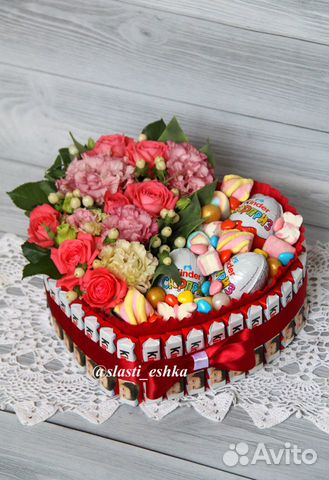 Подарок любимой. Сердце с киндерами и цветами