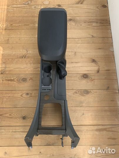 Центральная консоль (подлокотник) Ford Focus 2