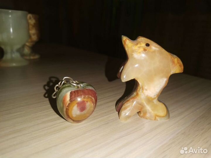 Сувениры из оникса (дельфин, яблоко)