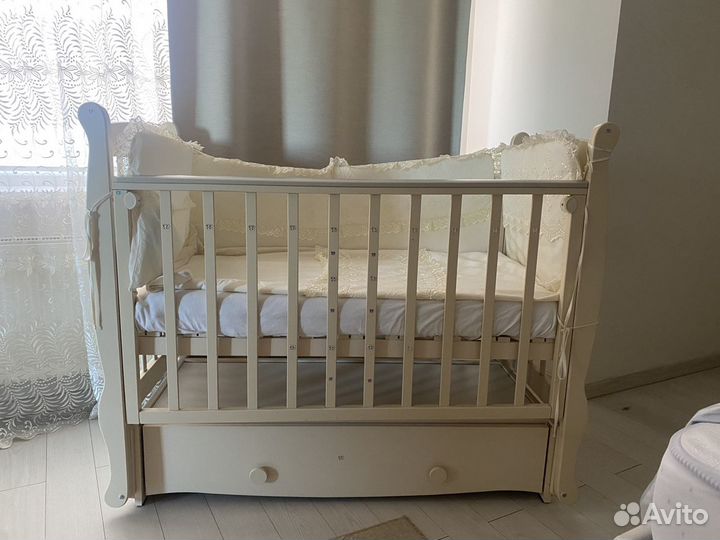 Детская кроватка с маятником (можга)