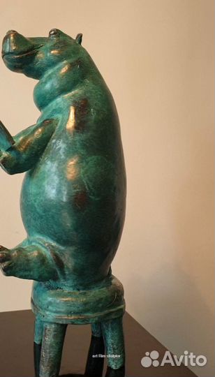 Скульптура бегемота «Мечтатель»