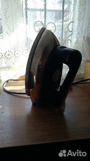 Продаю электрический утюг 1000Вт