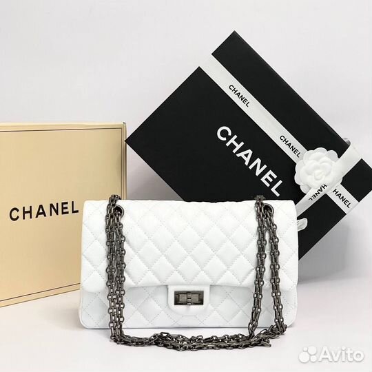 Сумка женская Chanel 2.55 кожаная белая на цепочке