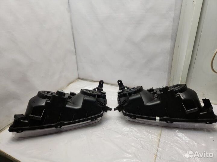 Фара галогеновая передняя Toyota Ipsum M10