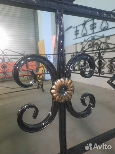 Ограды на кладбище,кресты,скамейки,столы