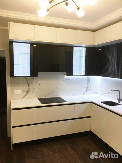 Кухня на заказ с доводчиками