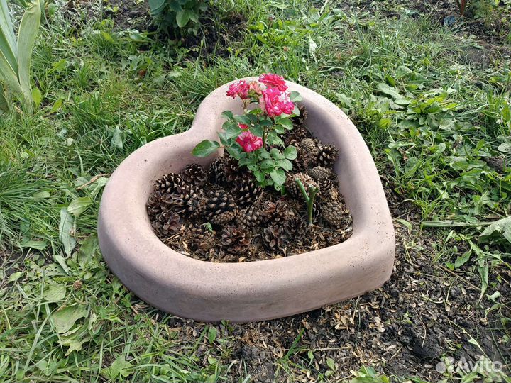 Клумба из бетона Сердечко