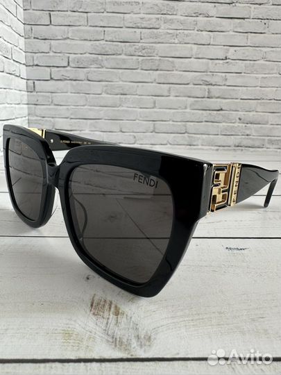 Солнцезащитные очки Fendi