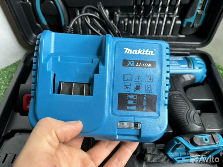 Шуруповерт Makita 26V с набором инструментов