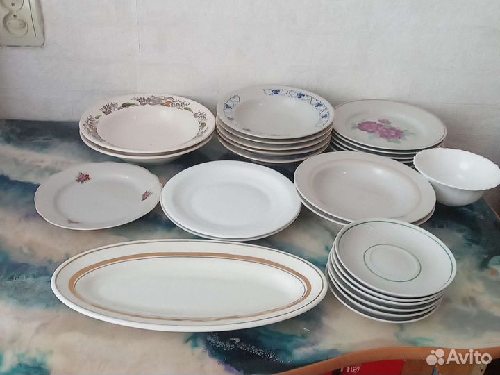 Тарелки и блюдца