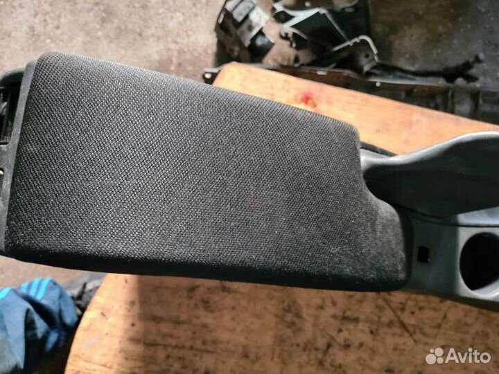 Подлокотник Renault Fluence седан M4R 2011