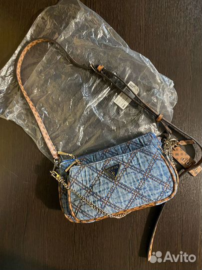 Guess сумка через плечо с двумя клатчами