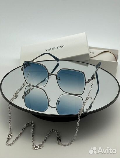 Солнцезащитные очки Valentino