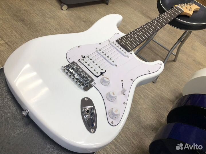 Электрогитара стратокастер белая