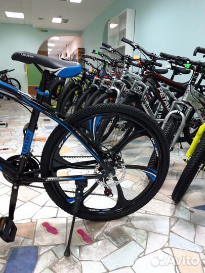 Велосипед на черных литых дисках