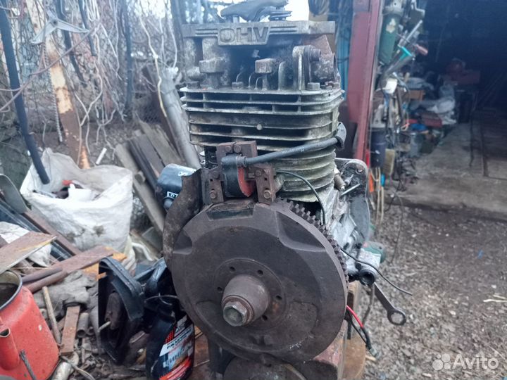 Двигатель на газонокосилку