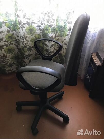 Офисный стол угловой с вертикальным шкафом кресло