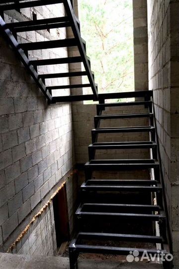 Лестница на металлокаркасе открытого типа