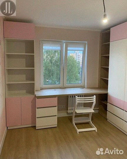 Детская рабочая зона у окна