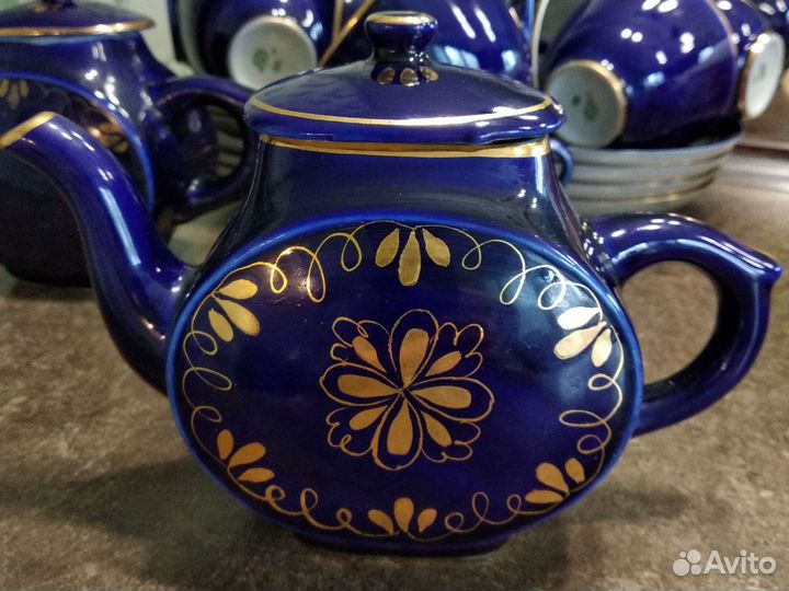 Чайник, чашки с блюдцами