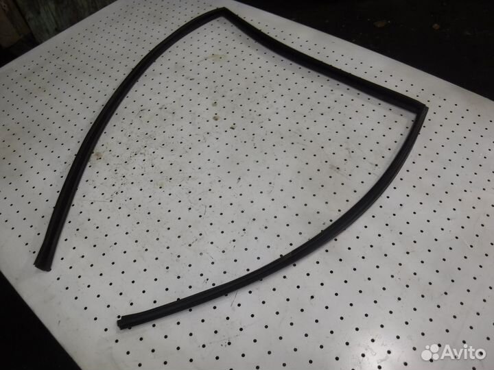 Уплотнитель стекла двери Lifan X60