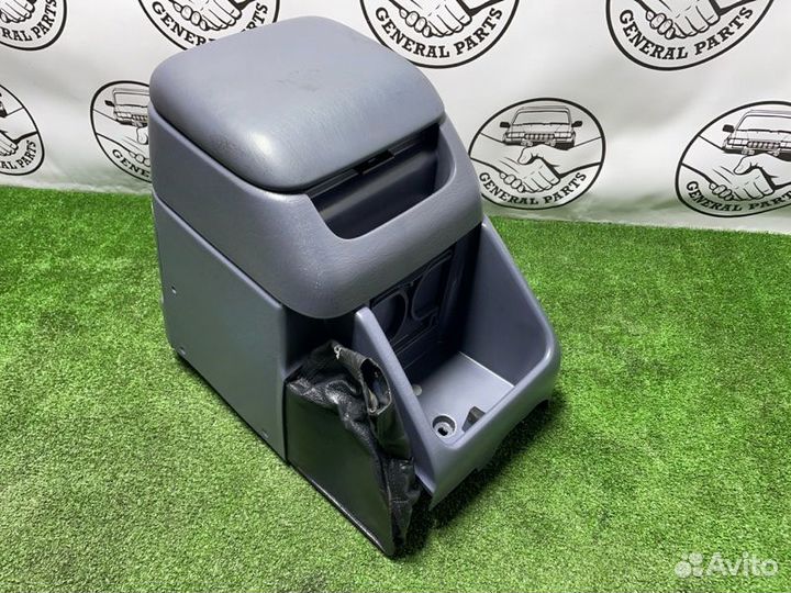 Бардачок между сиденьями Toyota Land Cruiser Prado