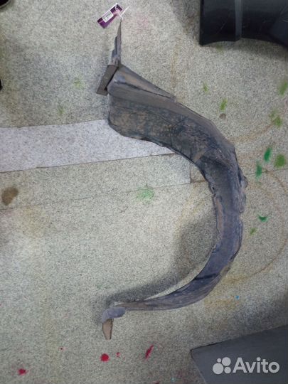 Подкрылок Toyota Vitz KSP130 передний правый