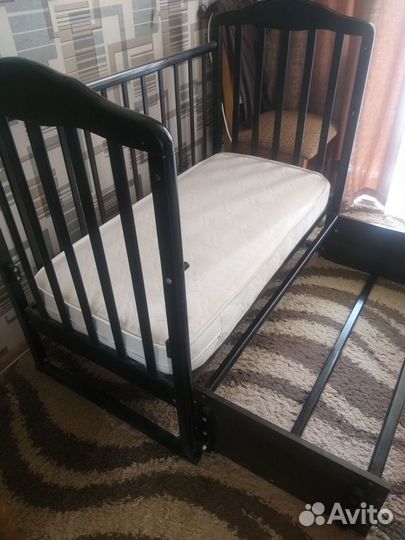 Детская кроватка с универсальным маятником