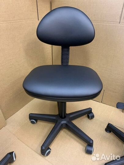 Стулья для мастеров маникюра, педикюра и т.д