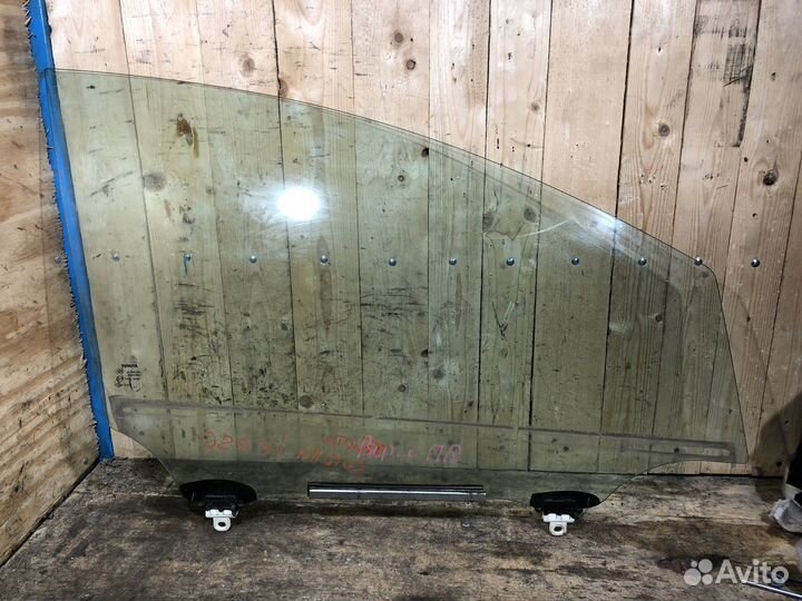 Стекло передней правой двери Toyota Corolla Verso