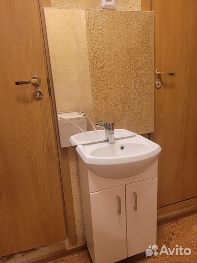 Тумба для ванной с зеркалом и смесителем