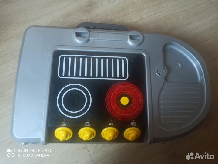 Продаю детскую кухню с набором посуды