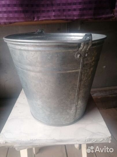 Эмалированное ведро с крышкой