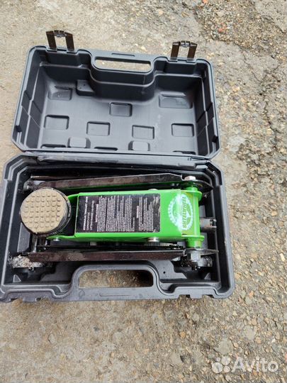 Домкрат подкатной 2 т