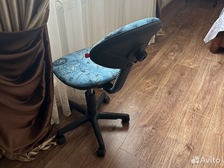 Стул на роликах