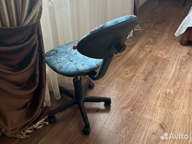 Стул на роликах