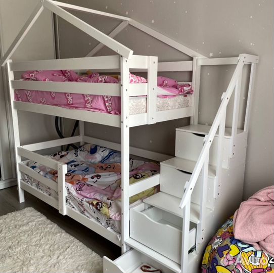 Двухъярусная кровать с лесенкой комодом белая