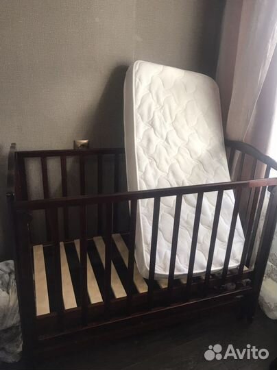 Детская кроватка с маятником